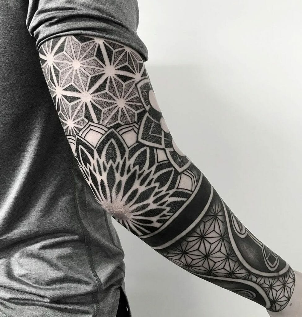 Tatuaje geométrico con estampado atrevido