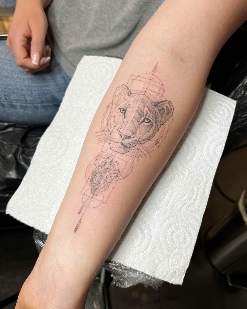 Tatuaje geométrico de corazón y tigre