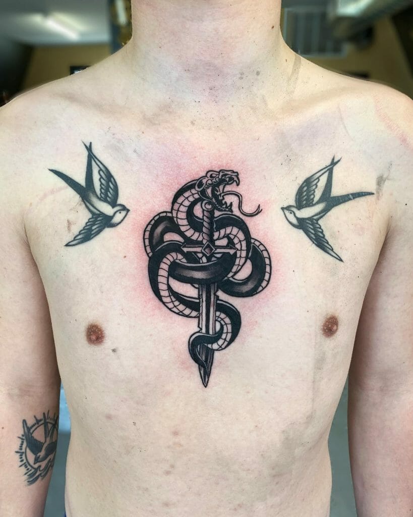 Tatuaje en el pecho de serpiente y daga