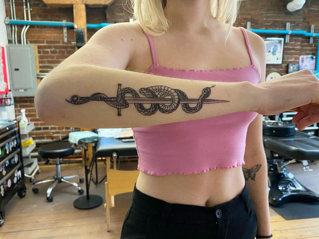 Tatuaje De Serpiente Y Espada