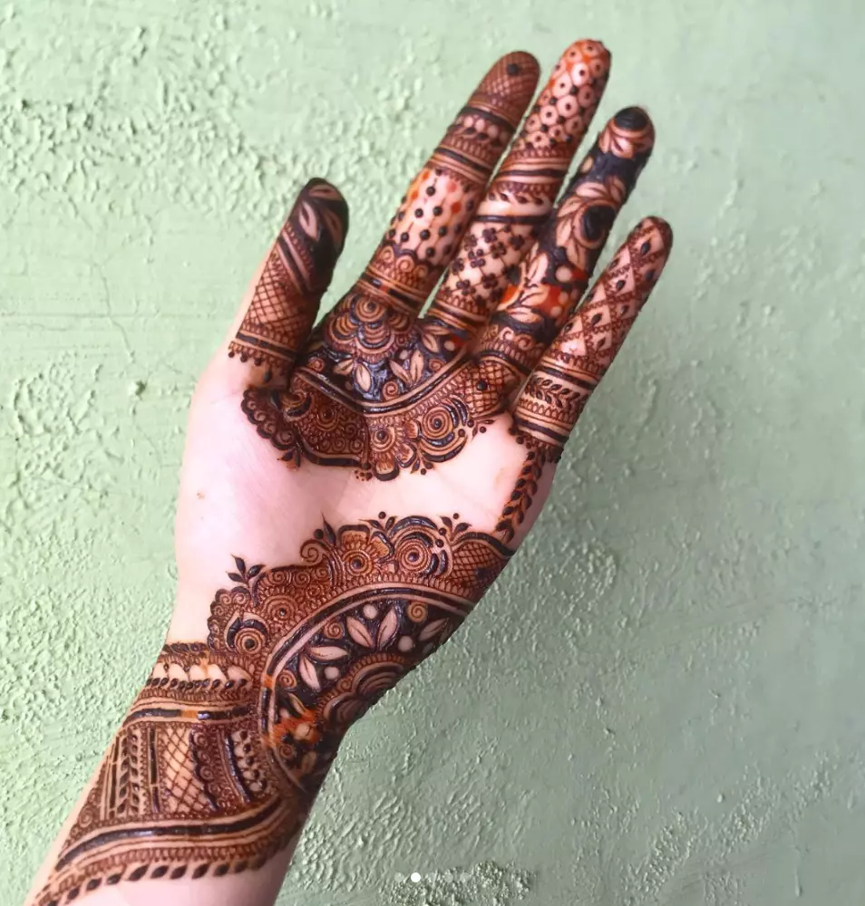 bridal-simple-mehndi-design-fabbon-with-open-spaces