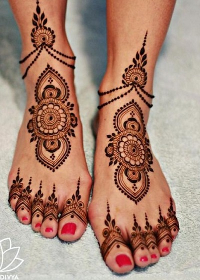 Stylish Mehndi Designs for Feet