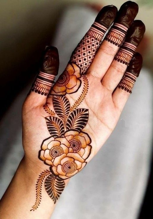 Minimalist floral Mehndi design with bold leaves and finger detailing, perfect for casual and festive events.