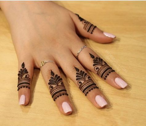 Minimal Finger Crown Mehndi Design