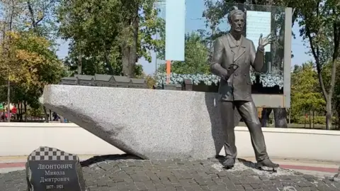 Suspilne Donbas A statue of a man in the centre of Pokrovsk 