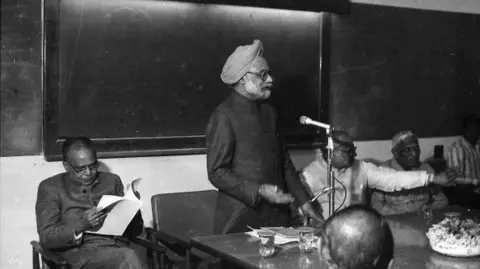 Getty Images Dr Manmohan Singh (Former Prime Minister of India) at Sardar Patel Institute in Ahmedabad Gujarat India on 30th November 1991. (Photo by Kalpit Bhachech/Dipam Bhachech/Getty Images)
