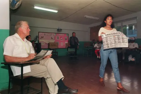 Getty Images Former US President Jimmy Carter (L) participates in election monitoring 08 May 1994 in Panama City. 